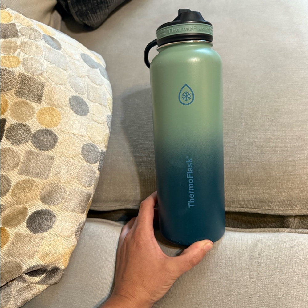 EUC - Thermoflask - 40oz Bottle With Spout Lid + Straw Lid